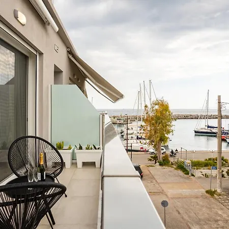 Black & White Marina Studio, Getaway