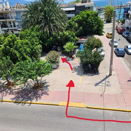 Black & White Marina Studio, Getaway カラマタ