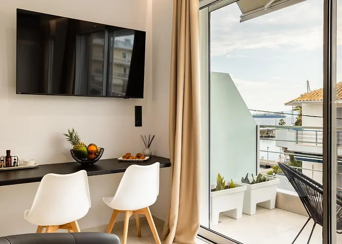 Black & White Marina Studio, Getaway *