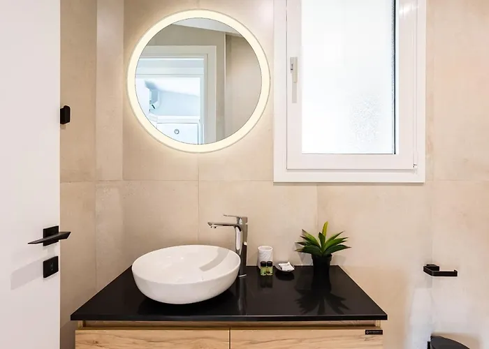 Black & White Marina Studio, Getaway