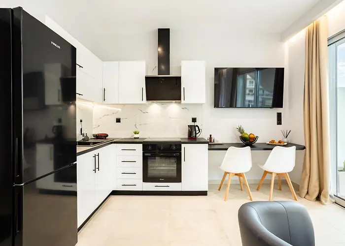 Black & White Marina Studio, Getaway Apartmán *