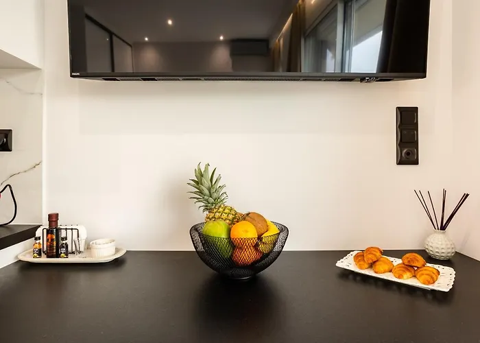 Black & White Marina Studio, Getaway *