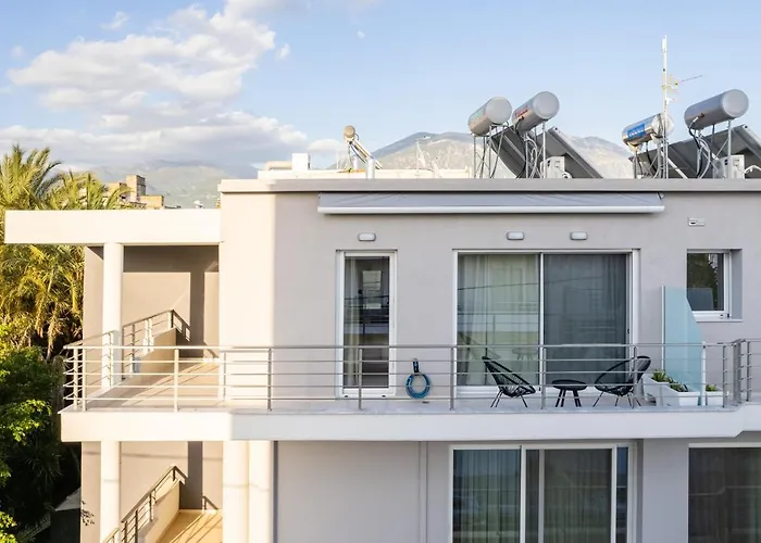 Black & White Marina Studio, Getaway