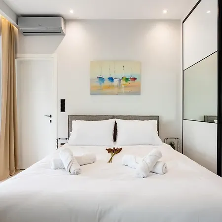 Black & White Marina Studio, Getaway Apartment