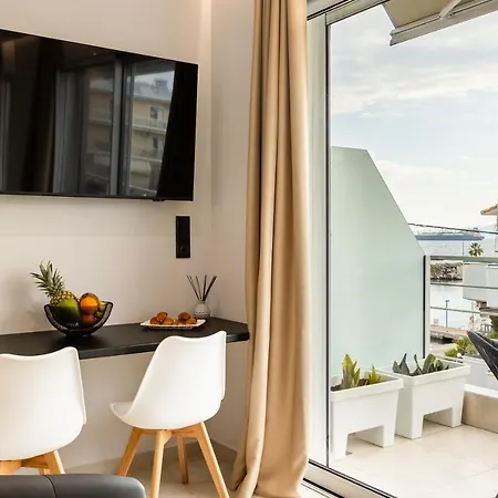 Black & White Marina Studio, Getaway *