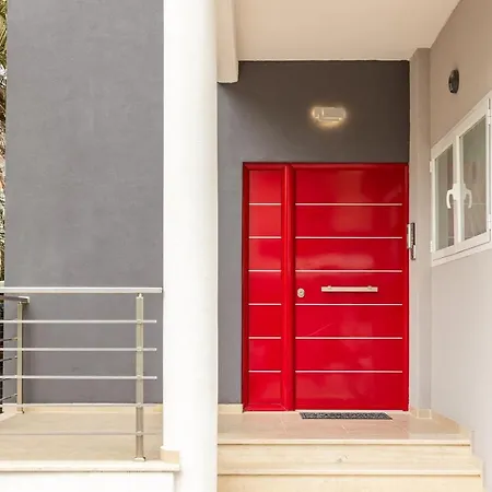 Black & White Marina Studio, Getaway Apartment Kalamata