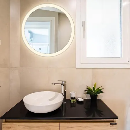 Black & White Marina Studio, Getaway