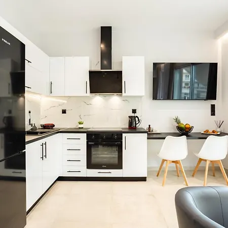 Black & White Marina Studio, Getaway Apartment *