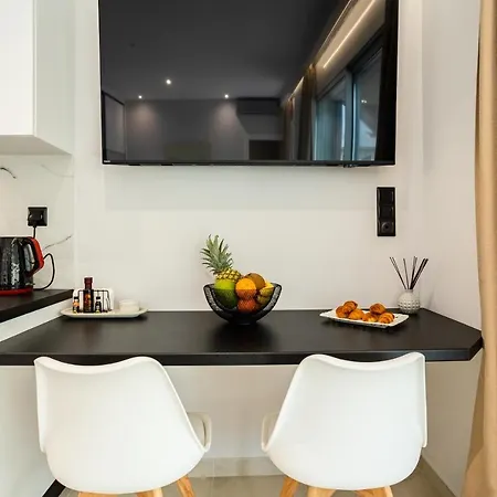 Black & White Marina Studio, Getaway Kalamata