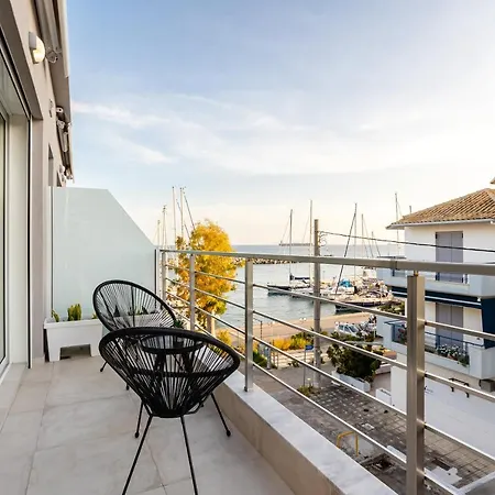 Black & White Marina Studio, Getaway Apartment Kalamata