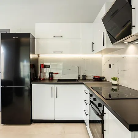 Black & White Marina Studio, Getaway Apartment