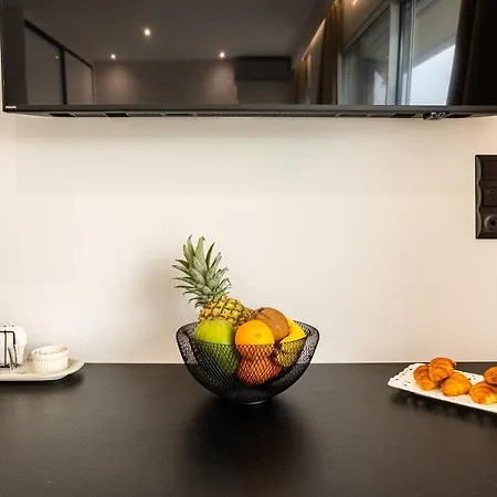 Black & White Marina Studio, Getaway *