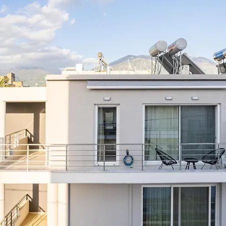 Black & White Marina Studio, Getaway