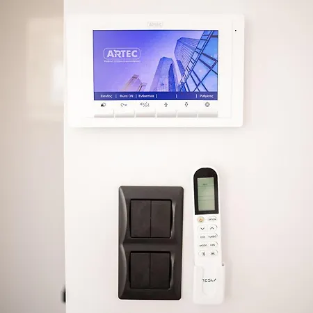 Black & White Marina Studio, Getaway *