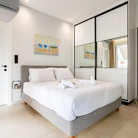 Black & White Marina Studio, Getaway *