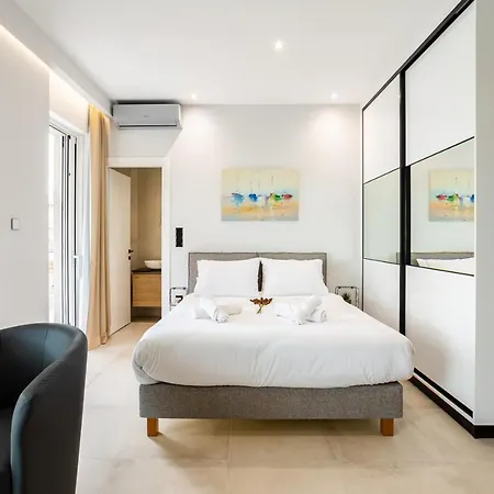 Black & White Marina Studio, Getaway