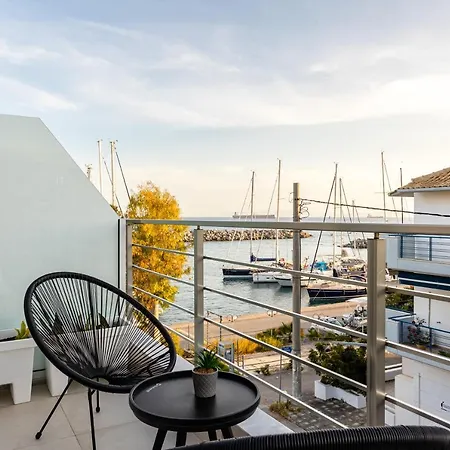 Black & White Marina Studio, Getaway