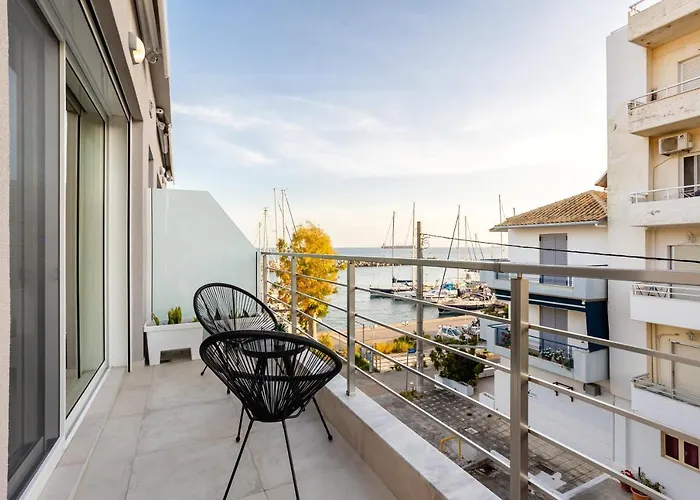 Black & White Marina Studio, Getaway Apartment Kalamata