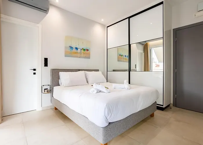 Black & White Marina Studio, Getaway *