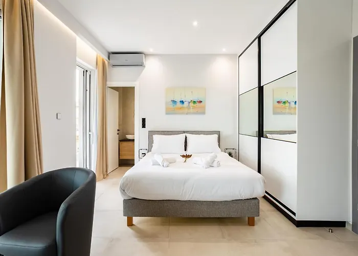 Black & White Marina Studio, Getaway