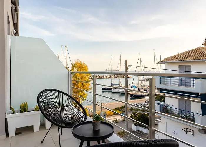 Black & White Marina Studio, Getaway